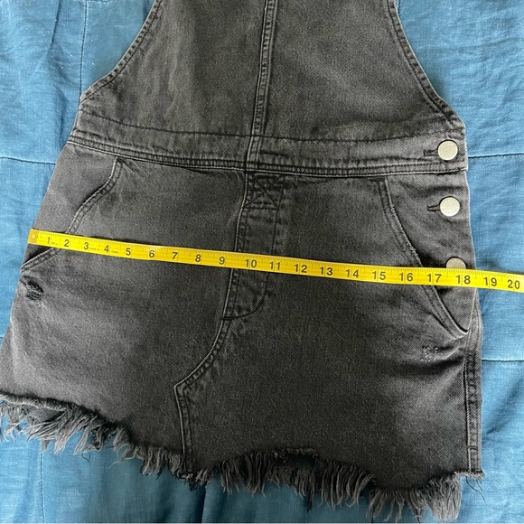 Free People Overall Denim Dress. Raw hem. Size 4 - Picture 6 of 6